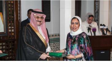 Ashwaq Alnazawi receives hger award from His Highness Prince Mohammed Bin Nawaf