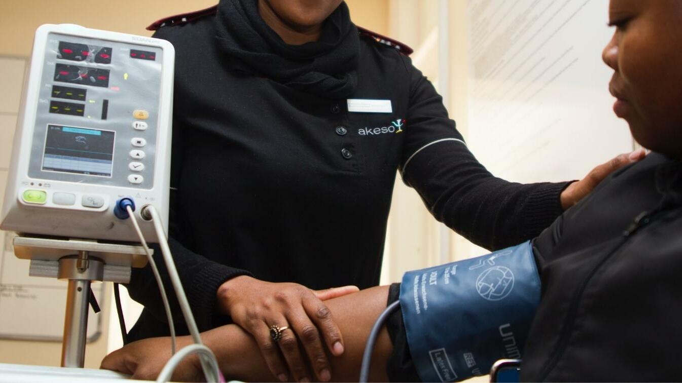 Photo: Hush Naidoo Jade Photography / Unsplash - A woman getting her blood pressure tested