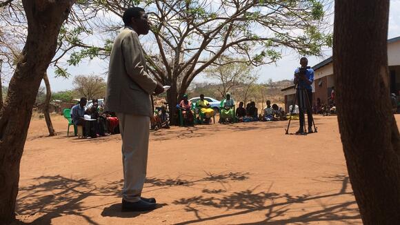 Researcher Hastings Banda explains the project to participating villagers